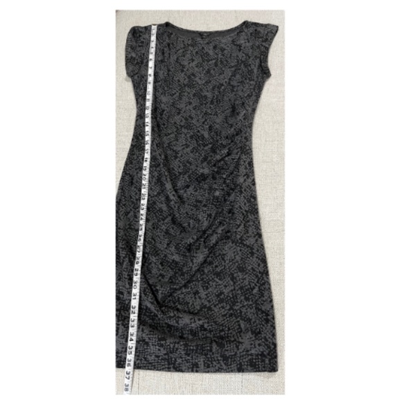 Ann Taylor Black Gray Knit Ruched Side Sheath Dress - Size Petite 4 - Picture 4 of 4